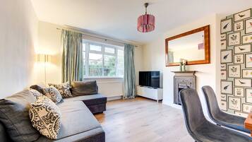 House | 2 bedrooms, desk, Internet