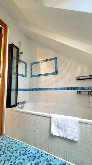 Apartment - Quiet Top-floor Retreat (London)