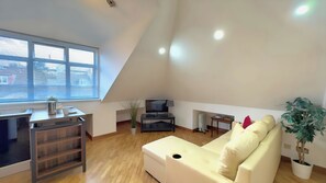 Apartment - Quiet Top-floor Retreat (London)