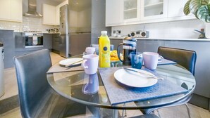 A modern kitchen with a dining area. - Apt w Garden Oasis in Finchley (London)