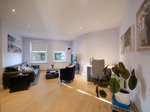 3 bedrooms, Internet - Apt w Garden Oasis in Finchley (London)