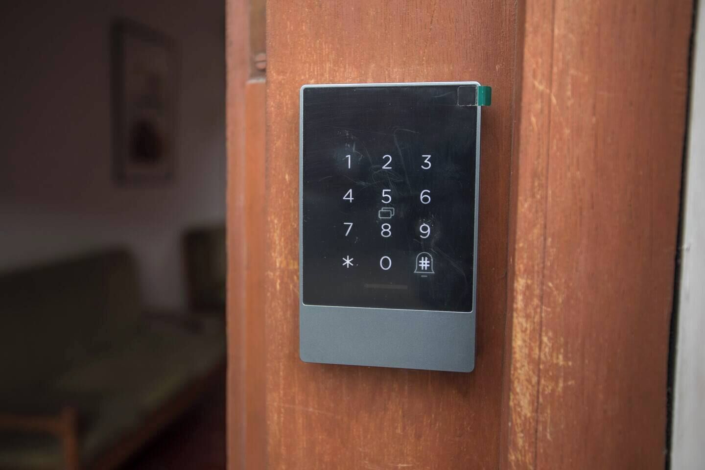 Cerradura electrónica en una puerta de madera.