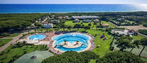 Kauden mukainen ulkouima-allas