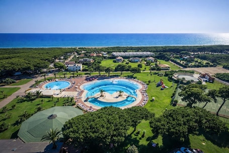 Piscina stagionale all'aperto. Hotiday Montalto Marina