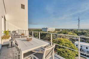 Outdoor dining - High-End Downtown Orlando Penthouse with Patio (Orlando)