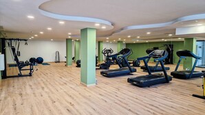 A gym with treadmills, exercise balls, and a wooden floor. - Ipanema 2 BR apartment with views (Mijas)