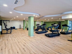 A gym with treadmills, exercise balls, and a wooden floor. - Ipanema 2 BR apartment with views (Mijas)