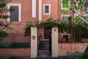 Exterior detail - Domus Oleandri - WelcometoRhome (Rome)