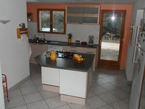 Private kitchen - Villa with swimming pool for 8 people, between Uzès and Pont du Gard (Saint-Siffret)
