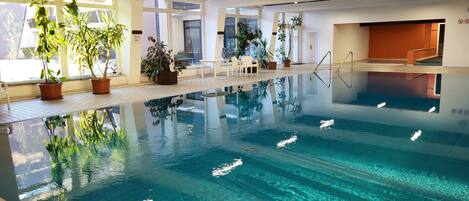 Een binnenzwembad, een verwarmd zwembad