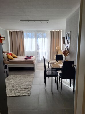 1 Schlafzimmer, Zimmersafe, Schreibtisch, Bügeleisen/Bügelbrett