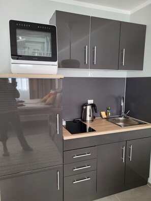 Kühlschrank, Mikrowelle, Ofen, Herdplatte