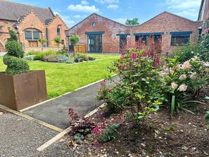 Property grounds - Courtyard View (Ashbourne)