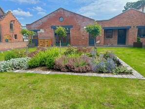 Exterior - Courtyard View (Ashbourne)