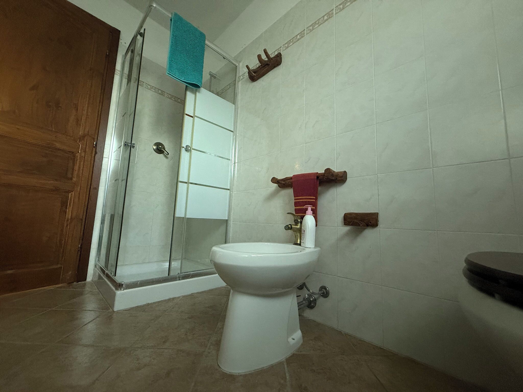 Un baño con inodoro, ducha y lavabo.