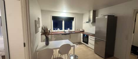 ثلاجة، ميكروويف، فرن، غسالة أطباق