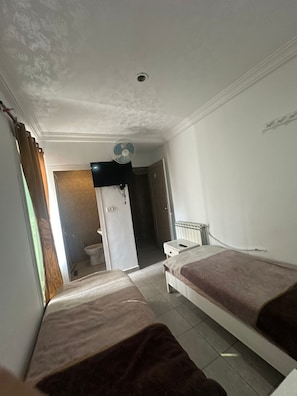 Chambre Confort avec lits jumeaux, vue ville | Espace de travail pour ordinateur portable, Wi-Fi gratuit