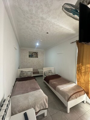 Chambre Triple Confort, vue ville | Espace de travail pour ordinateur portable, Wi-Fi gratuit