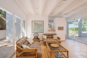 TV, fireplace - Villa with pool and spectacular see views near the beach (Begur)