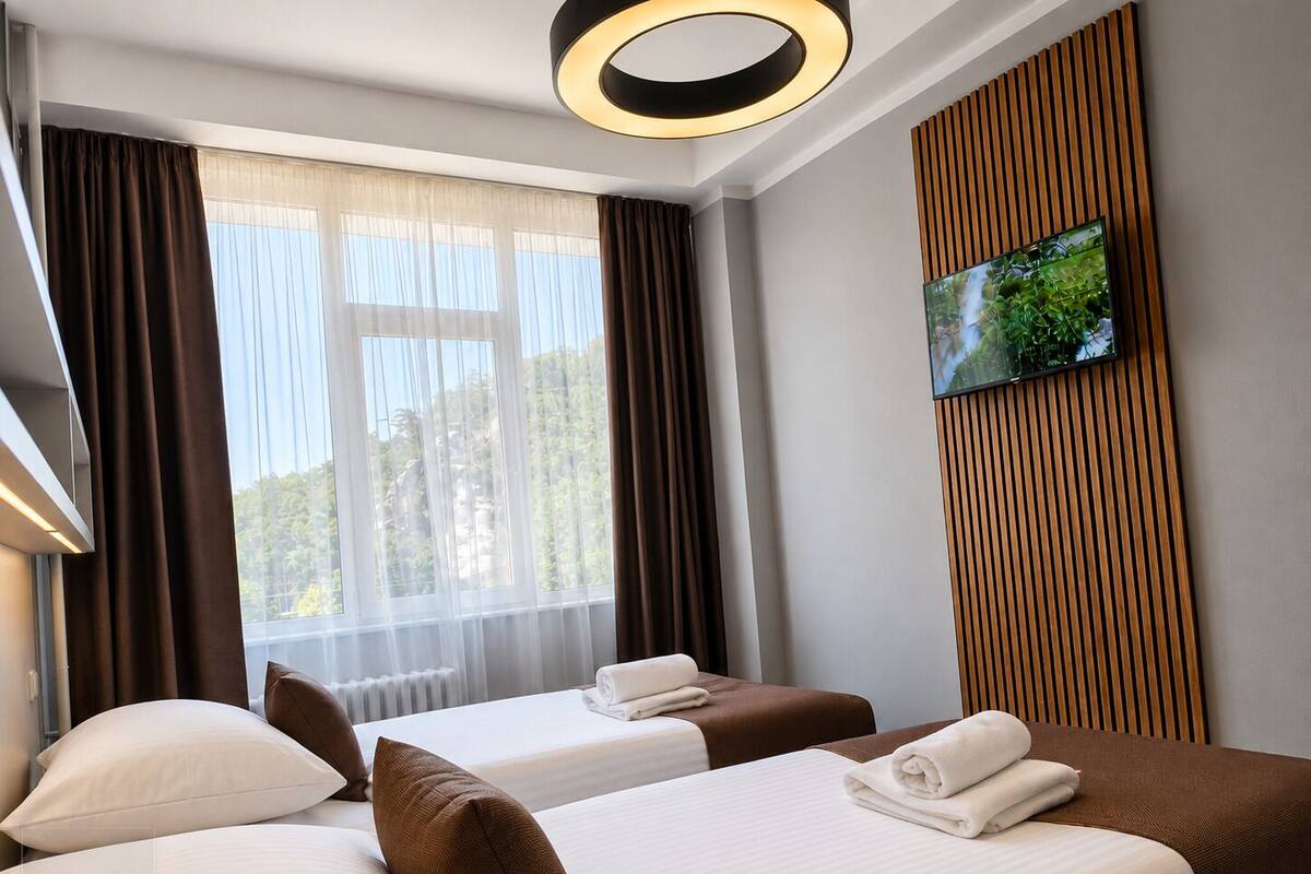 Habitación Confort con 2 camas individuales, vistas a la ciudad | Ropa de cama hipoalergénica y escritorio