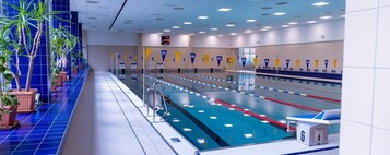 Una piscina cubierta