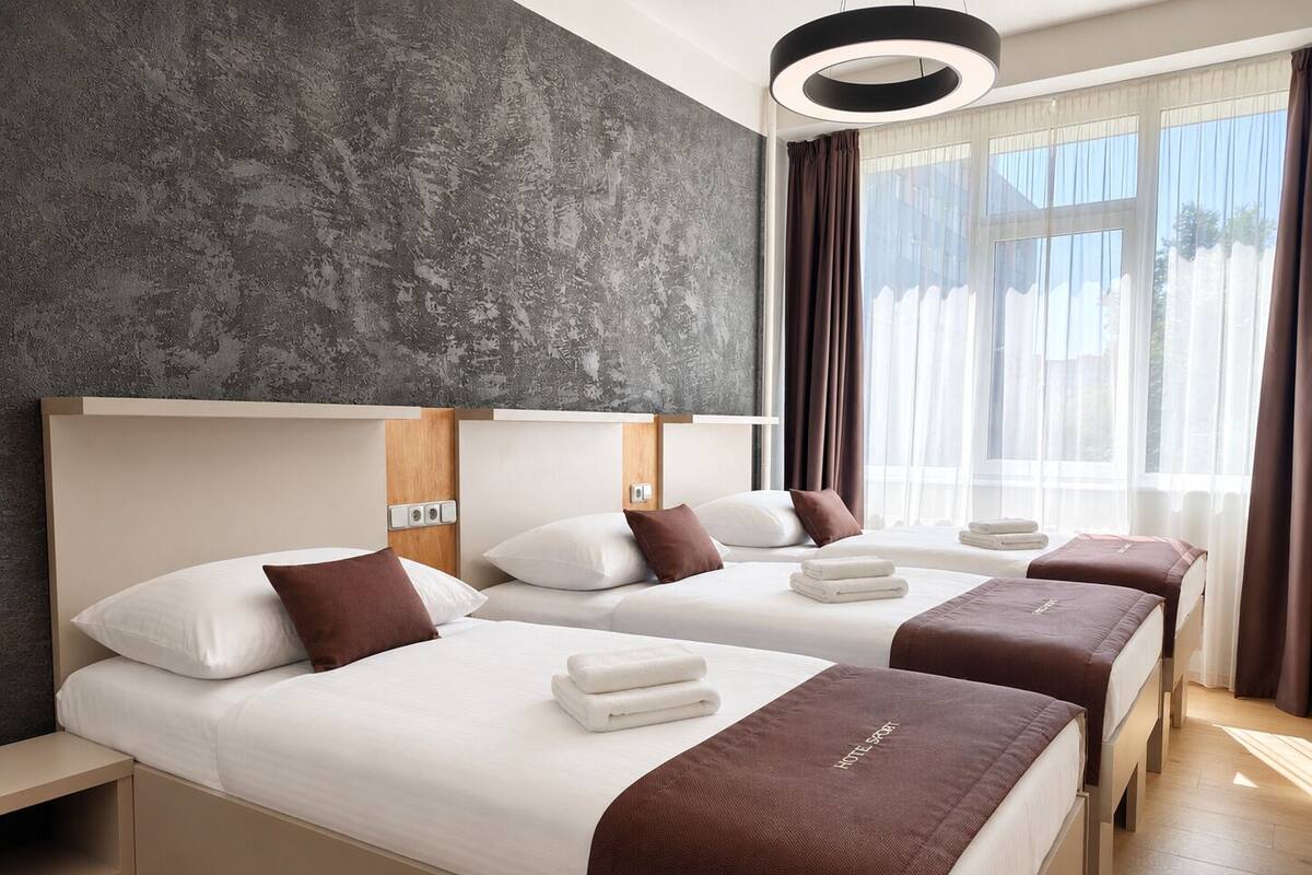 Habitación triple Confort, vistas a la ciudad | Ropa de cama hipoalergénica y escritorio