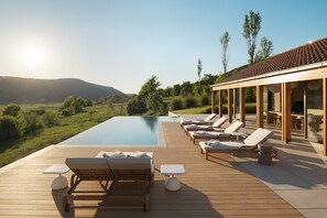 Un espace aménagé au bord de la piscine, avec des chaises longues et une pergola offrant une vue sur un paysage naturel.