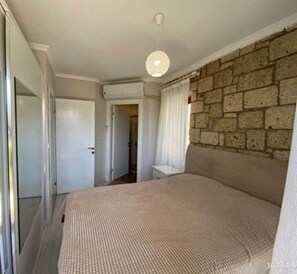 1 habitación, tabla de planchar con plancha, internet y ropa de cama 