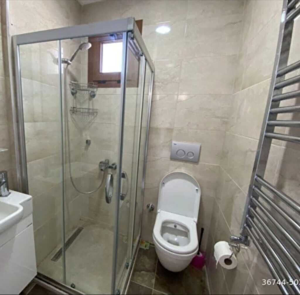 Dusj, hårføner, håndklær og såpe