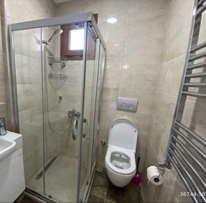 Suihku, hiustenkuivaaja, pyyhkeet, saippua