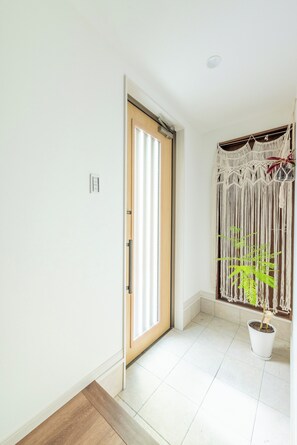 Interior - 2 minute walk from Tenga-chaya! Dotonbori! Black Gate! Kyoto! Direct connection to KIX! Long-term stays welcome! One house rental! Air Conditioning! Floor heating! Washing machine! Dryer! Full kitchen! Baby products! (大阪市西成区天下茶屋2)