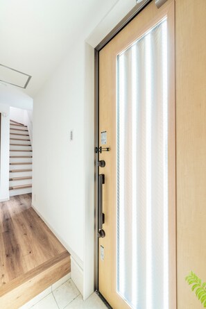 Interior - 2 minute walk from Tenga-chaya! Dotonbori! Black Gate! Kyoto! Direct connection to KIX! Long-term stays welcome! One house rental! Air Conditioning! Floor heating! Washing machine! Dryer! Full kitchen! Baby products! (大阪市西成区天下茶屋2)