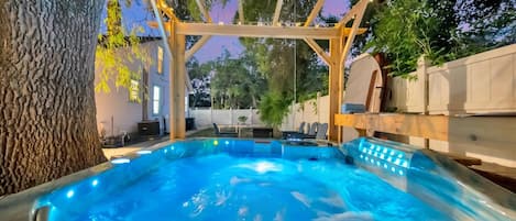 Banyera d'hidromassatge a l'aire lliure