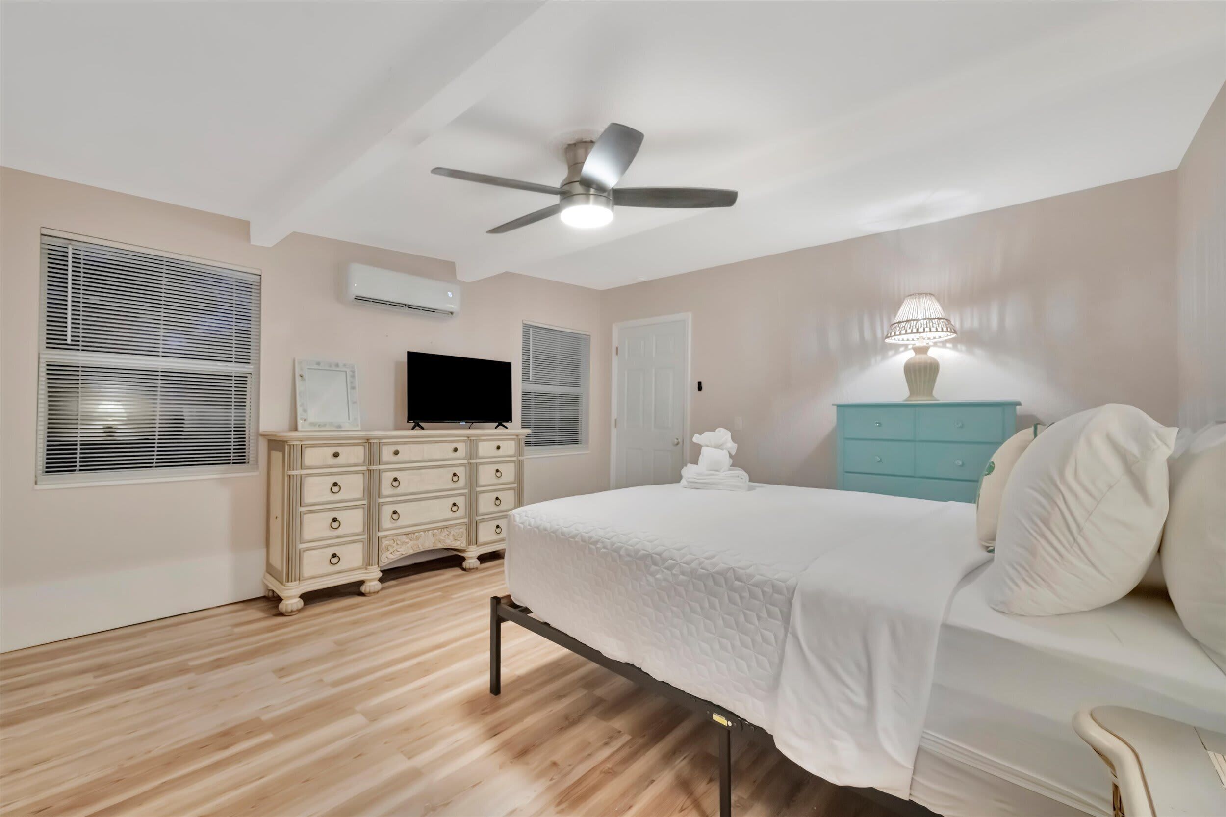 4 室のベッドルーム、デスク、アイロン / アイロン台、旅行用ベビーベッド