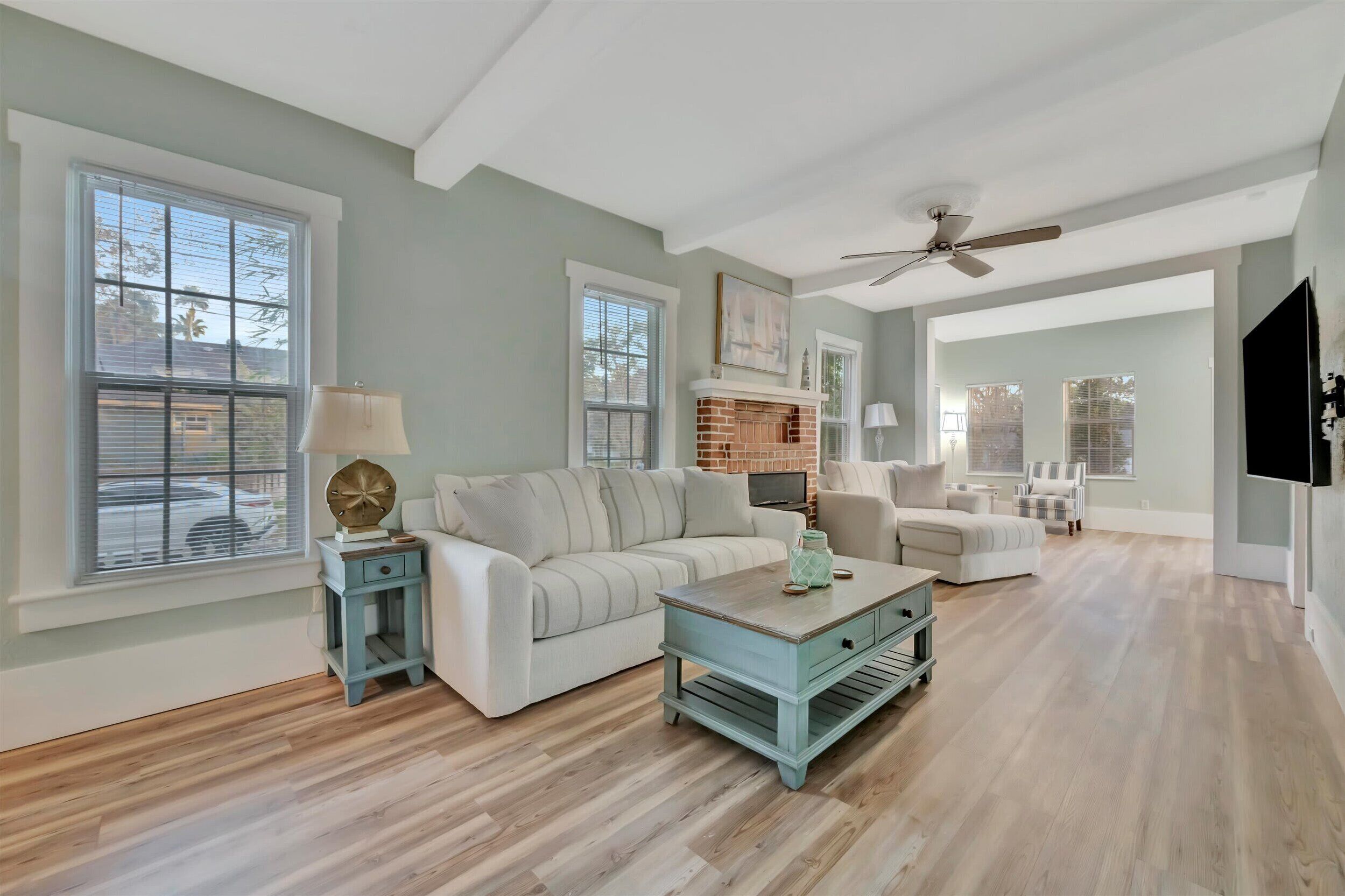 Télévision, cheminée, baby-foot, espaces bureaux