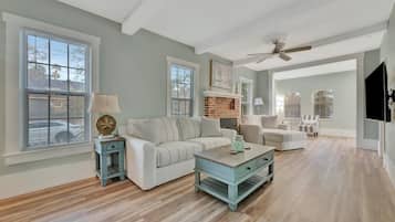 Télévision, cheminée, baby-foot, espaces bureaux