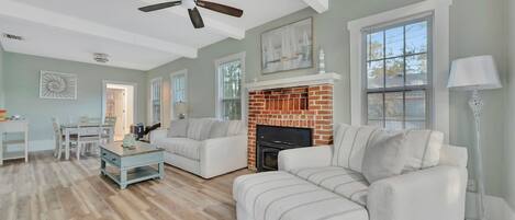 TV, peis, fotballspill og kontorer