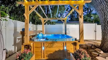 Bain à remous extérieur