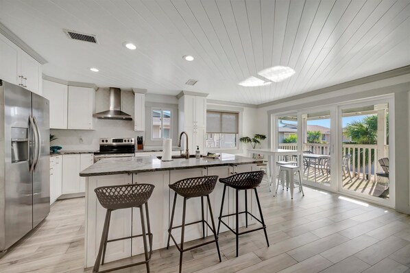 Réfrigérateur, four à micro-ondes, un four, surface de cuisson