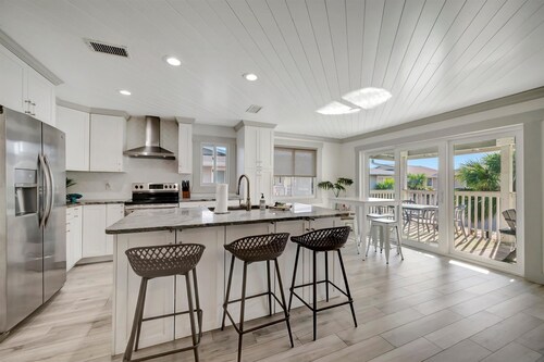 Oceanfront Condo w/ Direct Beach Access! Sleeps 8!