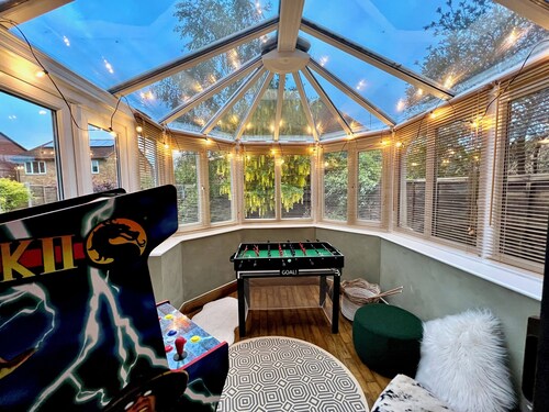 Sleeps 8-10 | 4 Bed Cotswold Home with Hot Tub, Games Room & Private Parking