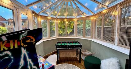 Sleeps 8-10 | 4 Bed Cotswold Home with Hot Tub, Games Room & Private Parking
