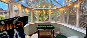 Sleeps 8-10 | 4 Bed Cotswold Home with Hot Tub, Games Room & Private Parking