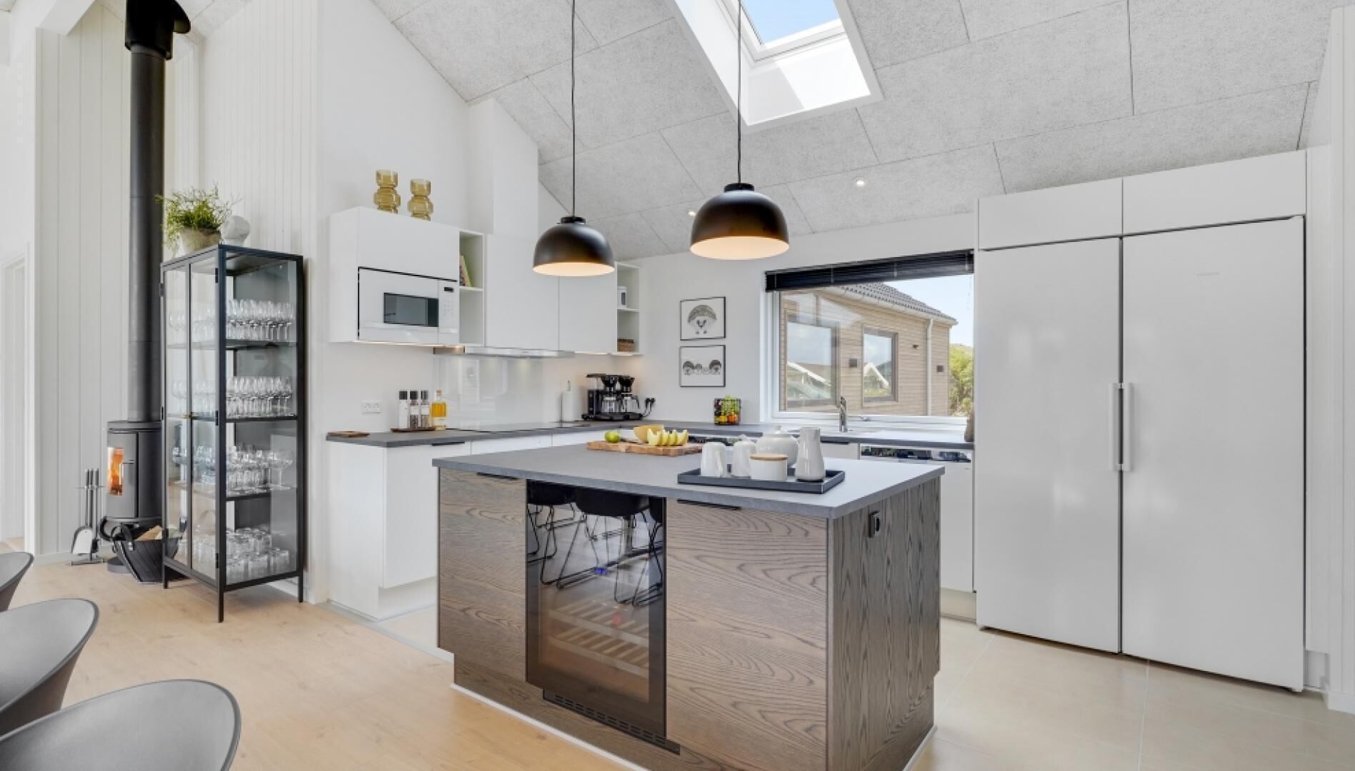 Fridge, oven, stovetop, coffee/tea maker