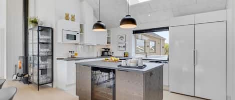 Fridge, oven, stovetop, coffee/tea maker