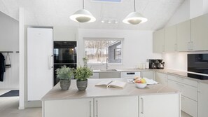 Fridge, microwave, oven, stovetop - VillaVilla 912 - Marielyst, Lolland/Falster/møn (Idestrup)