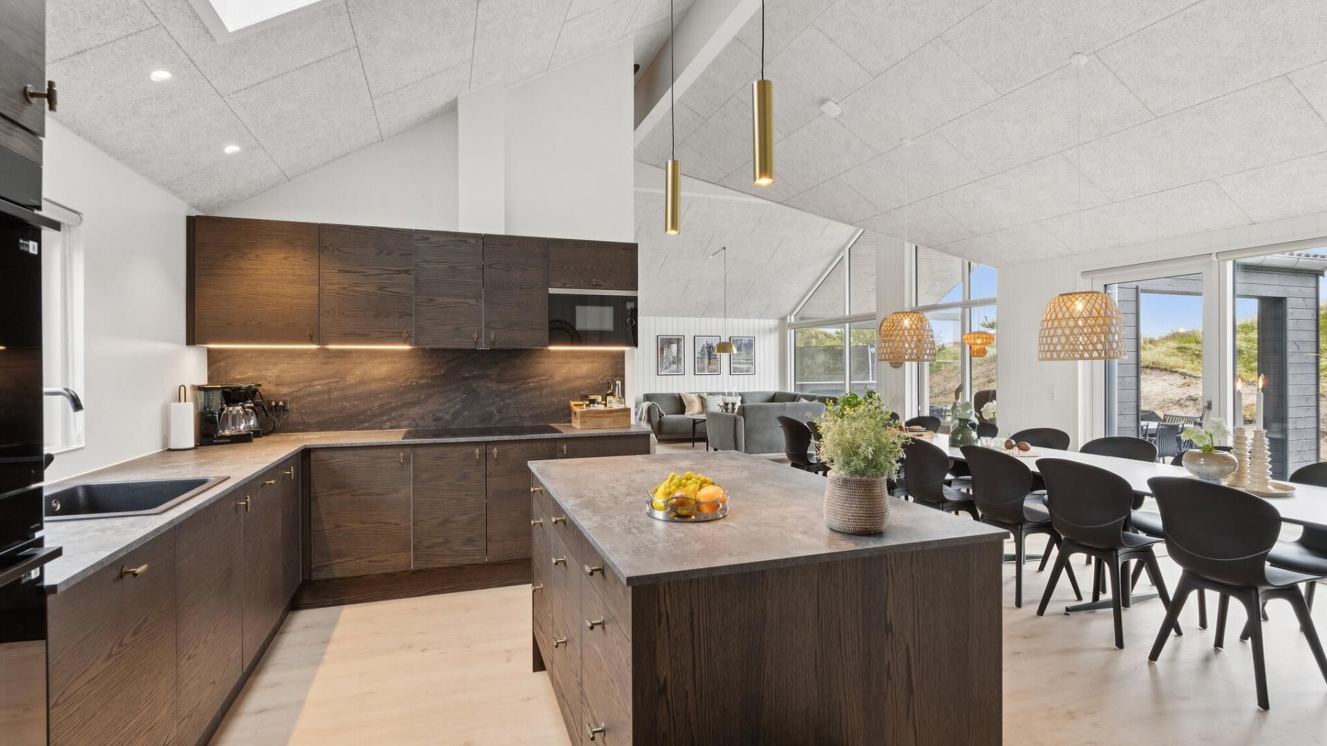 Fridge, oven, stovetop, coffee/tea maker