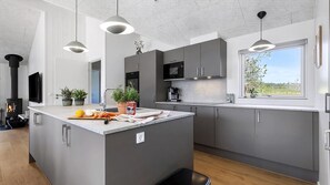 Fridge, microwave, oven, stovetop - VillaVilla 931 - Ebeltoft, Østjylland (Ebeltoft)