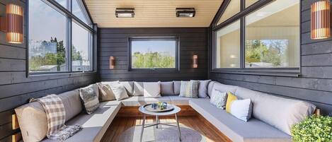 Fernseher, Kamin, Tischtennisplatte