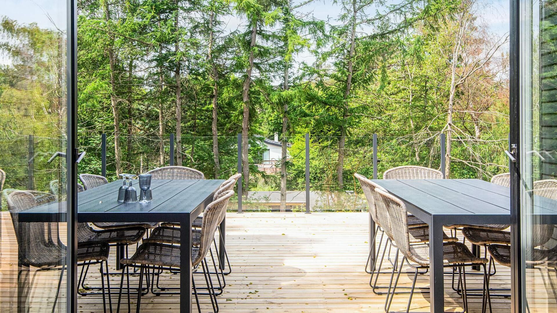 Un espacio para comer al aire libre con vistas a un bosque.